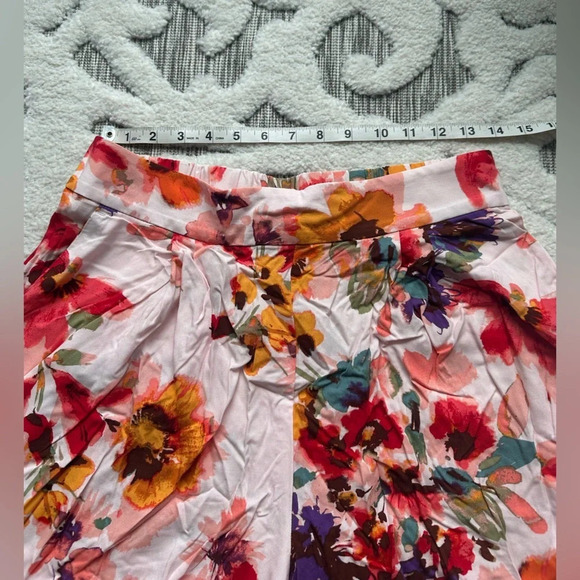H&M White Multi Color Floral Print Shorts | Sz 10 - Picture 3 of 5